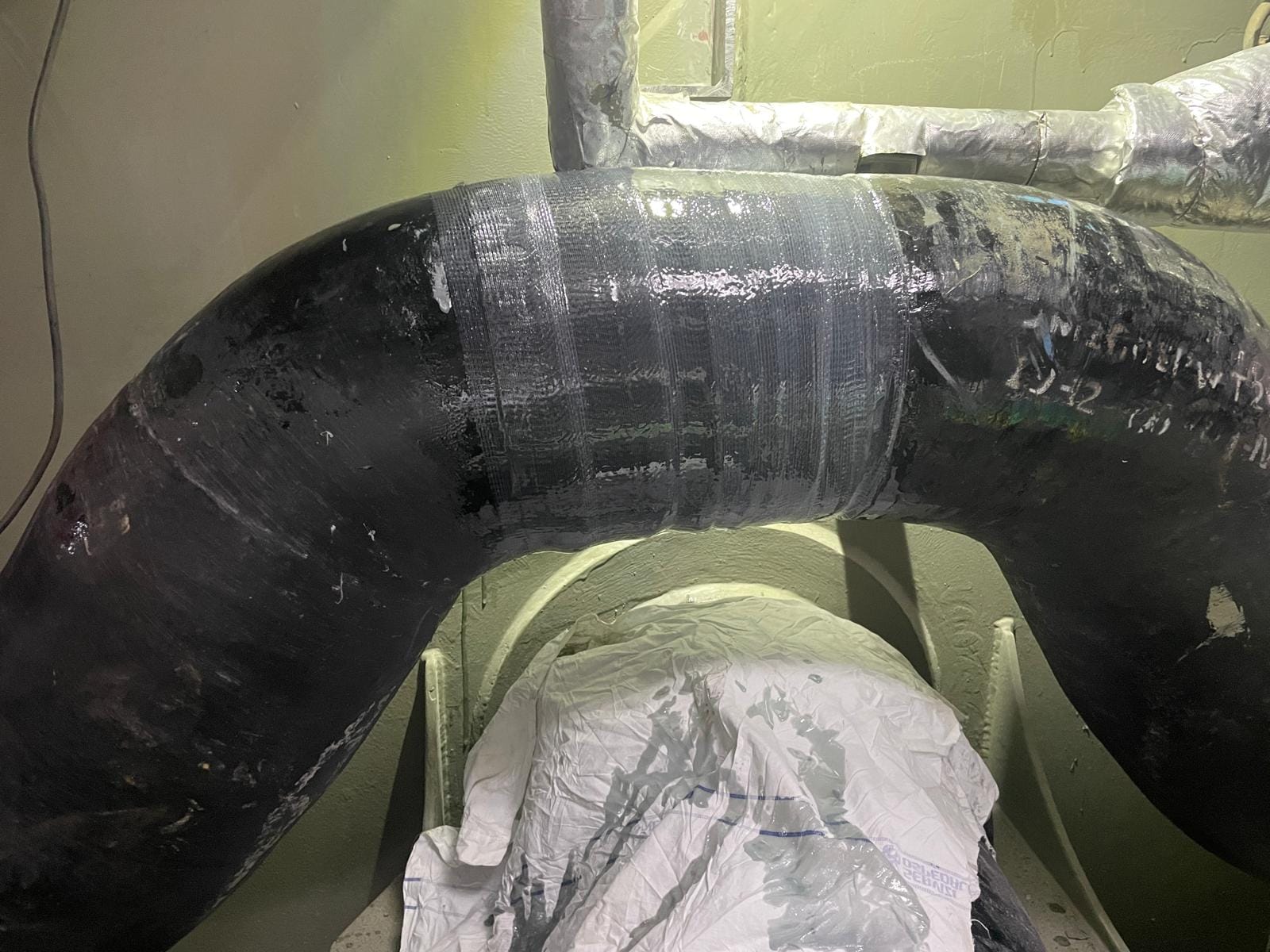 Tubo industriale curvo rivestito e isolato