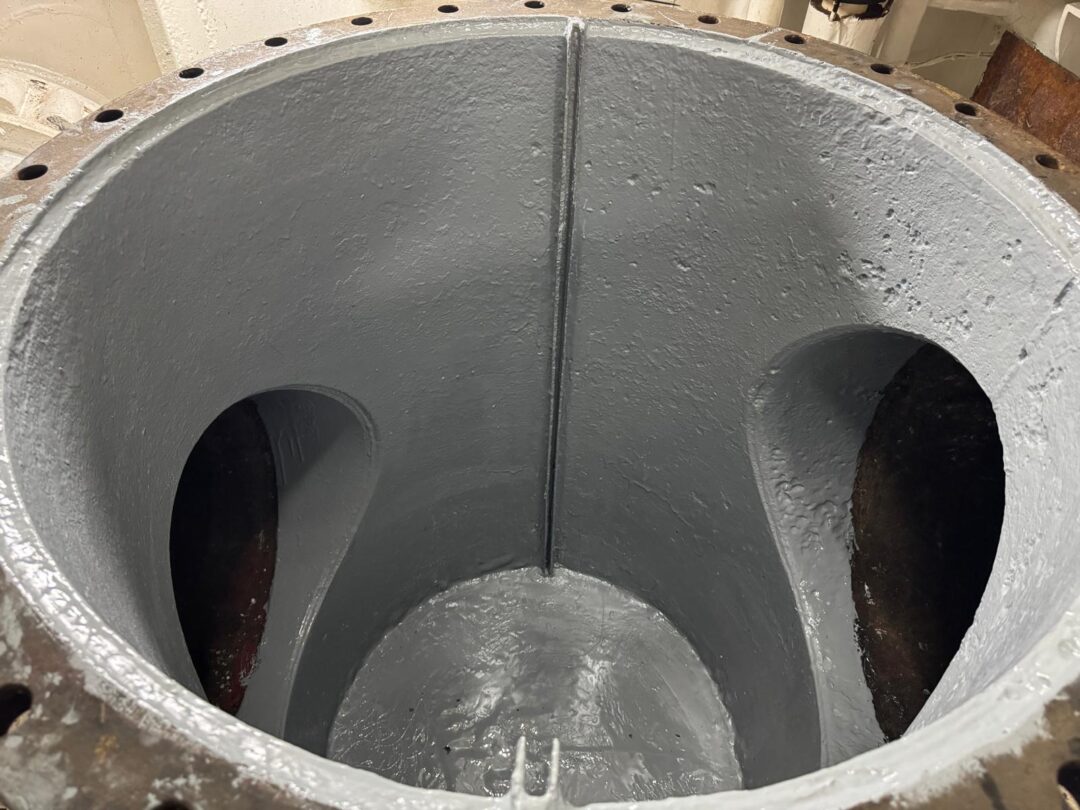 Interno cilindro metallico grigio verniciato