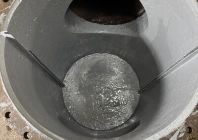 Vista interna di un grande tubo metallico grigio.